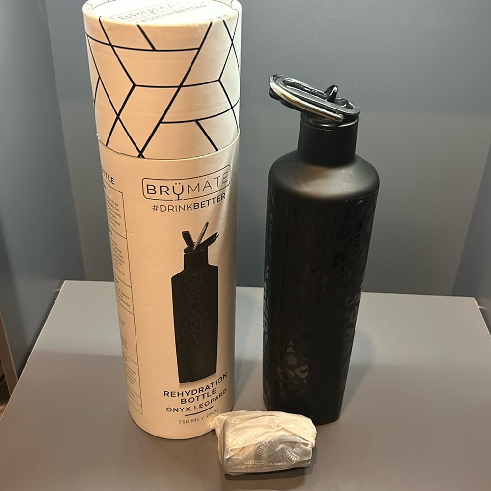 BruMate rehydration bottle 25oz - onyx leopard